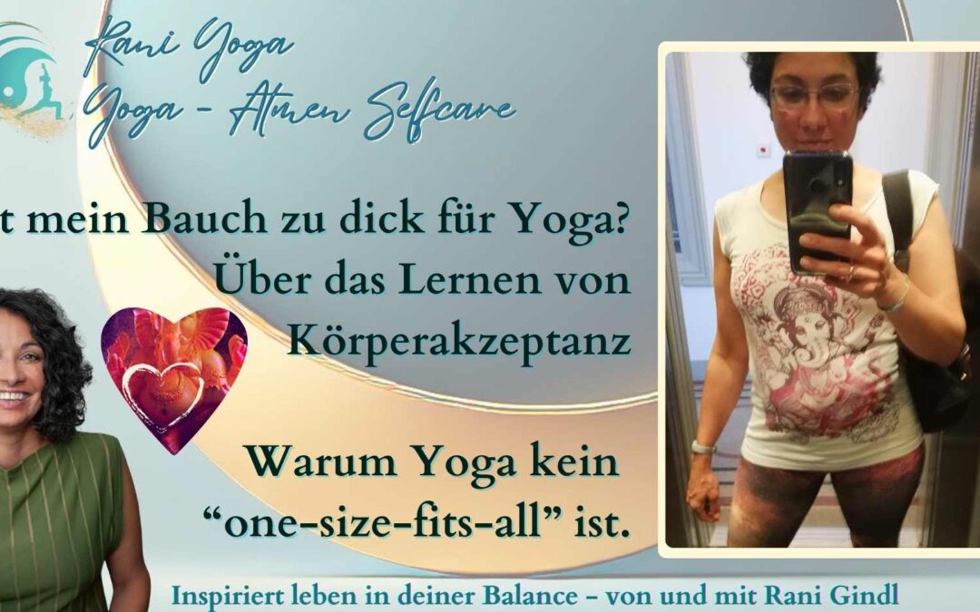 Rani Gindl im Aufzug mit Yoga-Outfit, lächelndes Selfie mit Ganesha-Shirt. Text: Ist mein Bauch zu dick für Yoga? Über das Lernen von Körperakzeptanz und warum Yoga kein ‚one-size-fits-all‘ ist.