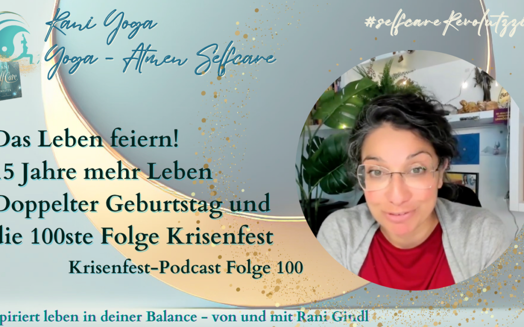 Rani Gindl lächelt in die Kamera, im Hintergrund Pflanzen und Bücher. Text: „15 Jahre mehr Leben – doppelt Geburtstag und Folge 100 Krisenfest“