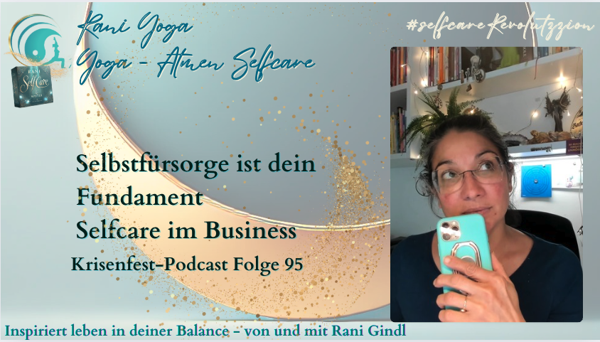 Rani Gindl mit Diktiergerät, daneben der Titel ihrer Podcastfolge „Selfcare im Business – Selbstfürsorge ist dein Fundament“, visuell betont durch sanfte Farben, Goldakzente und Markenlogo.