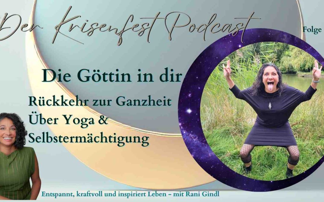 Podcast-Cover mit dem Titel „Der Krisenfest Podcast – Folge 111: Die Göttin in dir“. Links ist ein Portrait von Rani Gindl zu sehen, sie lächelt freundlich, trägt ein ärmelloses grünes Oberteil und hat lockige graue Haare. Rechts im Bild eine Frau in schwarzem Kleid, Fischnetzstrumpfhosen und mit offenem dunklem Haar. Sie steht in einer kraftvollen Pose mit ausgestreckter Zunge und Victory-Zeichen in beiden Händen, umgeben von hohem Gras am Ufer eines Teichs. Der Hintergrund enthält einen goldenen Halbmond und ein violettes Universums-Design. Text: „Rückkehr zur Ganzheit – Über Yoga & Selbstermächtigung“. Unten steht: „Entspannt, kraftvoll und inspiriert leben – mit Rani Gindl“.